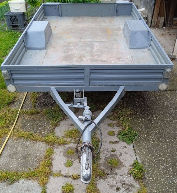 750 kg-os utánfutó új gazdát keres