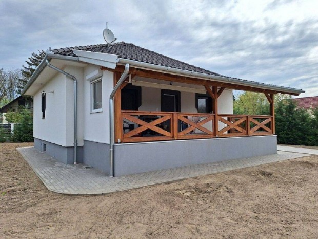 75 m-es pinc�zett csal�di h�z, 3150 m teleken, nagy gar�zzsal!