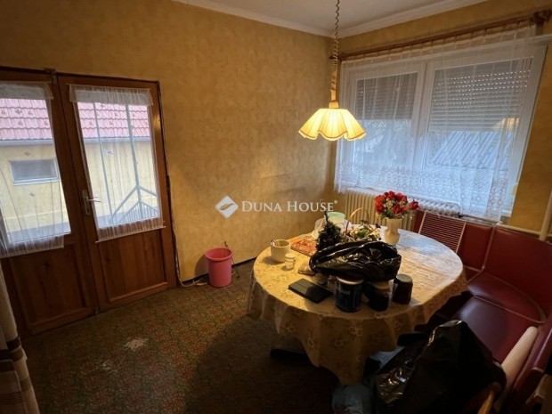 76 nm-es h�z elad� Bakonycsernye