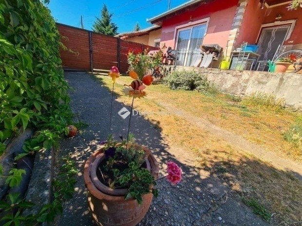 76 nm-es h�z elad� Gy�mr�