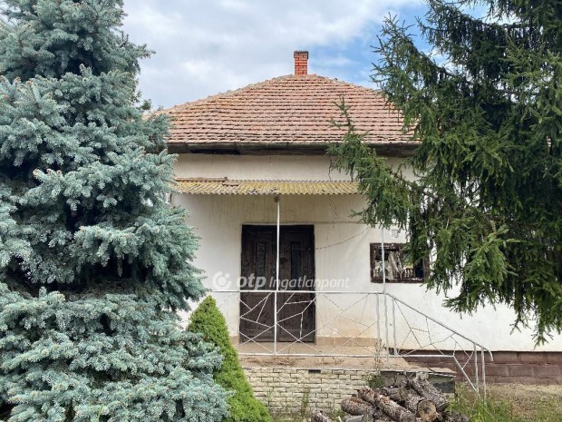 76 nm-es h�z elad� Tiszaf�red