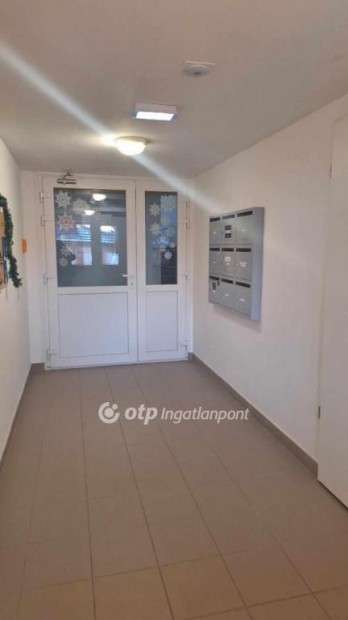 76 nm-es lak�s elad� Szolnok
