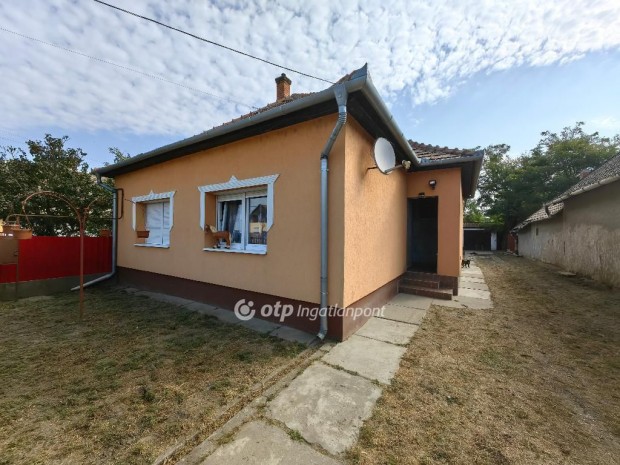 77 nm-es h�z elad� Kunhegyes