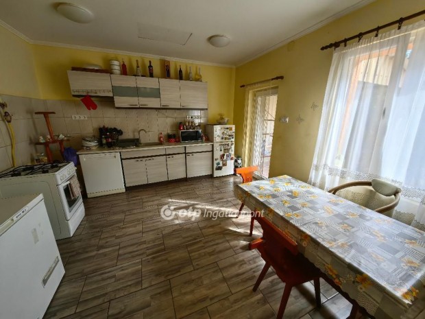 77 nm-es h�z elad� Kunhegyes