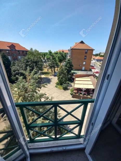 77 nm-es lak�s elad� Domb�v�r