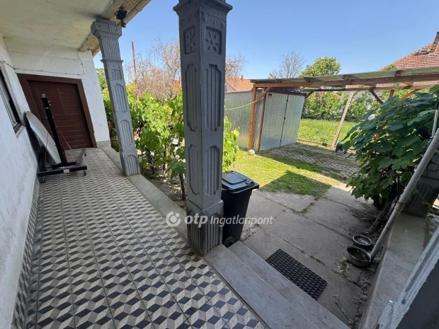 78 nm-es h�z elad� Pusztamonostor