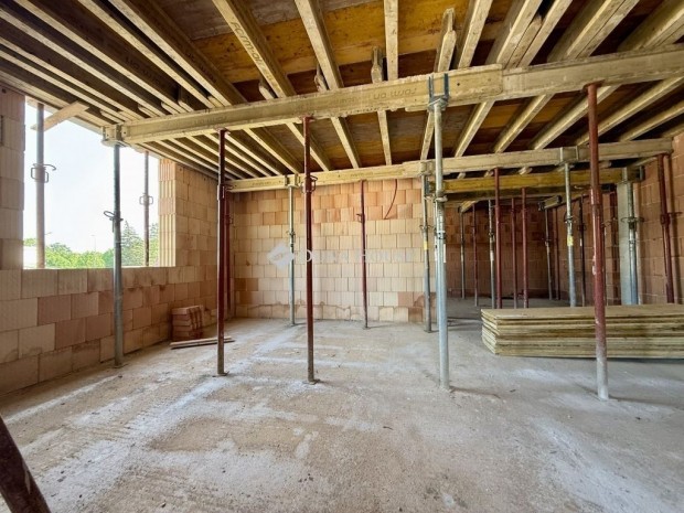 79 nm-es lak�s elad� Herend