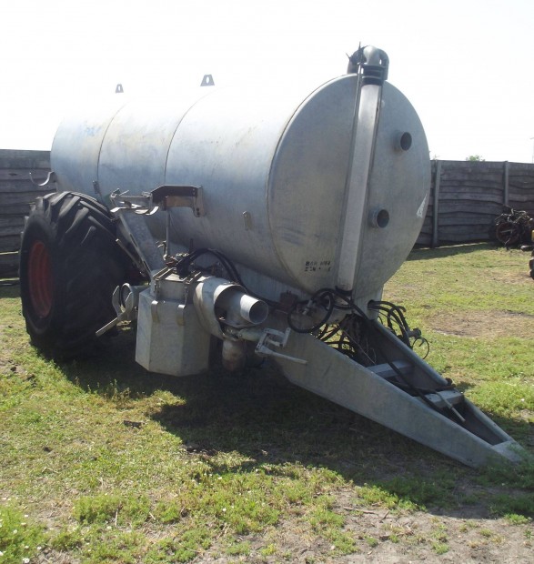 8000 literes lajt kijuttat� kerettel, horganyzott alv�z �s tart�ly