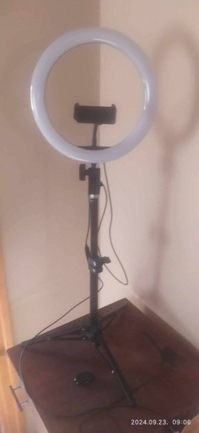 80 cm-es LED ringlight llvnnyal s telefontartval tvirnytval