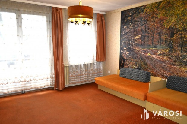 80 m2-es erk�lyes panel, csendes parkos k�rnyezetben elad�!