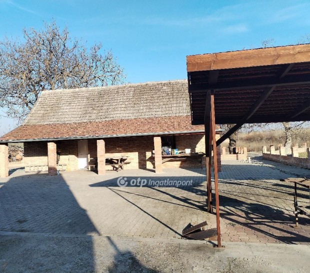 80 nm-es h�z elad� Duna�jv�ros