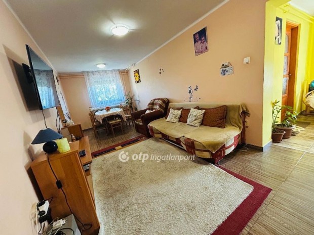 80 nm-es h�z elad� Hajd�s�mson