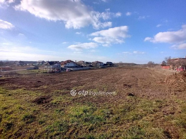 814 nm-es telek elad� D�ny