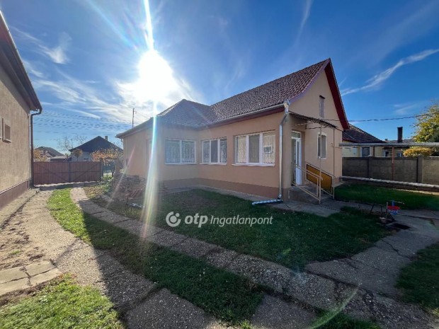 81 nm-es h�z elad� Beretty��jfalu