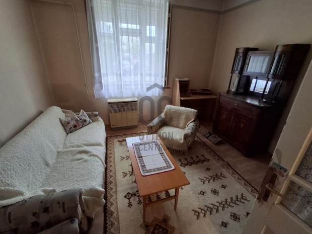 81 nm-es h�z elad� J�szkarajen�