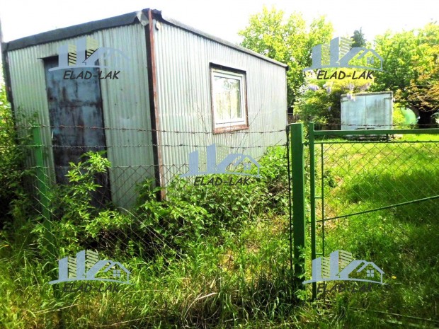 823 m2-es kiskert 11 m2-es lakható konténerházzal Szombathely-Parkerdő