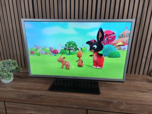 82CM Toshiba LED TV. Mindig TV. Usb. Full HD