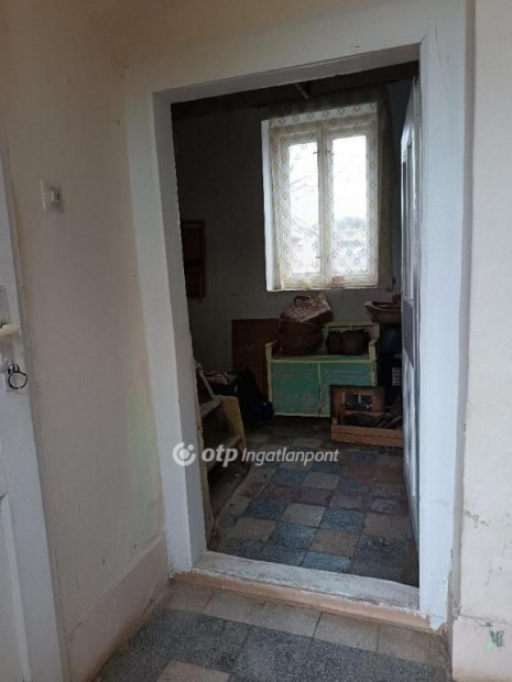 82 nm-es h�z elad� L�tav�rtes