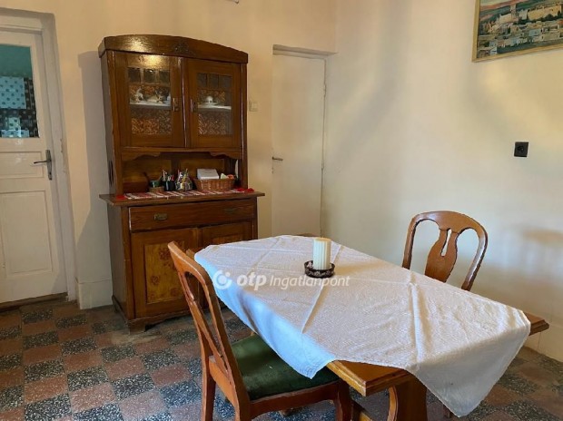 82 nm-es h�z elad� L�tav�rtes