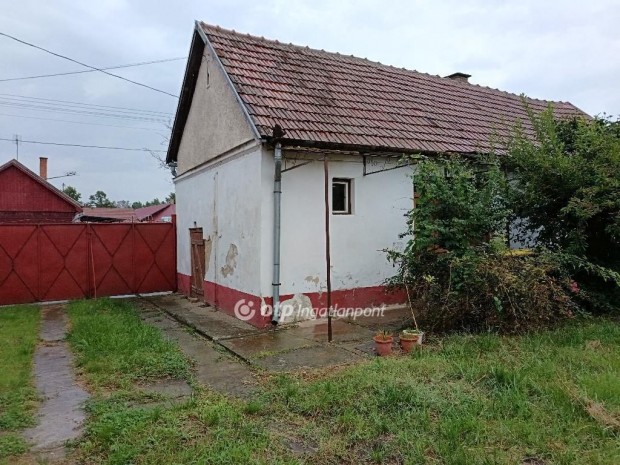 82 nm-es h�z elad� L�tav�rtes