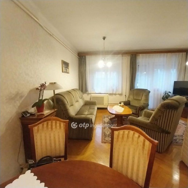 82 nm-es h�z elad� Ny�regyh�za