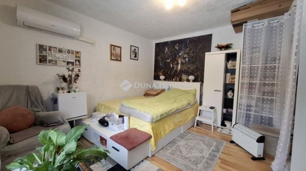 82 nm-es h�z elad� V�ckis�jfalu