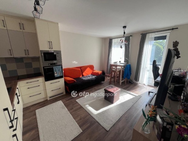 82 nm-es lak�s elad� Szeged