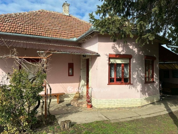 83 nm-es h�z elad� Sarkad