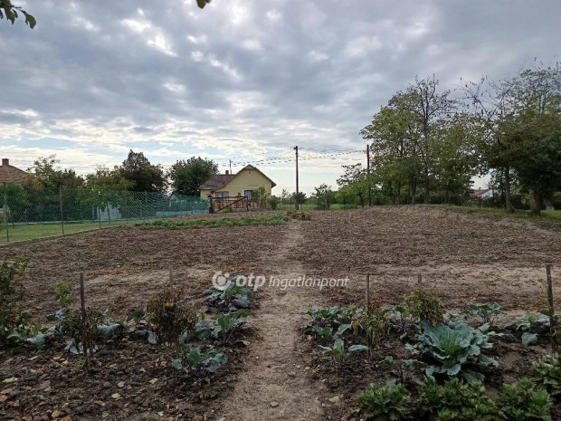 844 nm-es telek elad� Tiszaigar