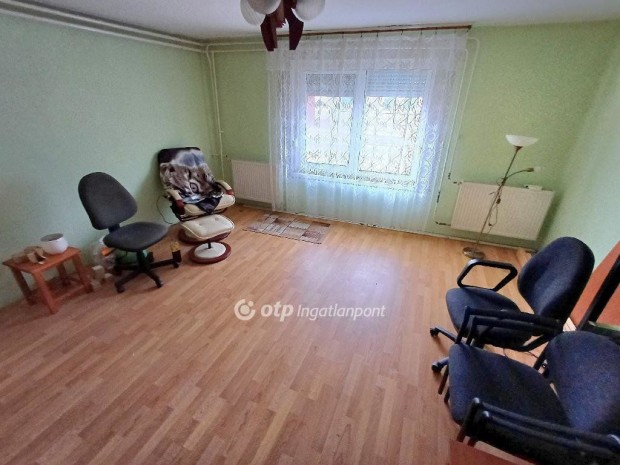 84 nm-es h�z elad� Baja