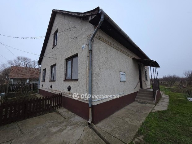 84 nm-es h�z elad� Tiszacsege