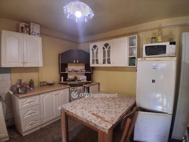 85 nm-es h�z elad� J�noshalma