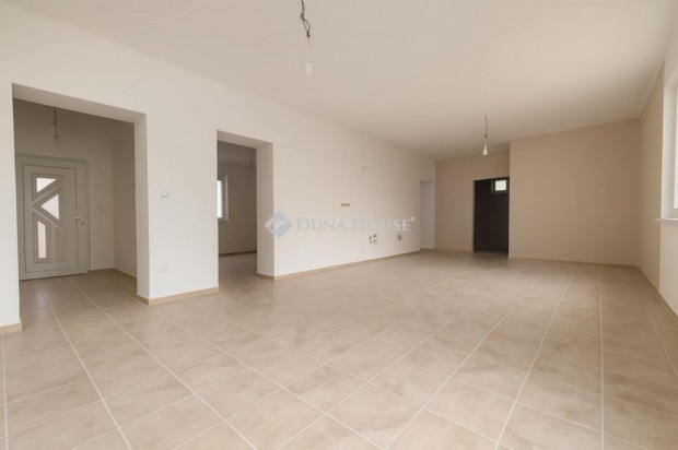 85 nm-es h�z elad� Monor