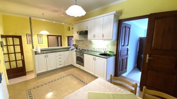 85 nm-es lak�s elad� Sz�kesfeh�rv�r