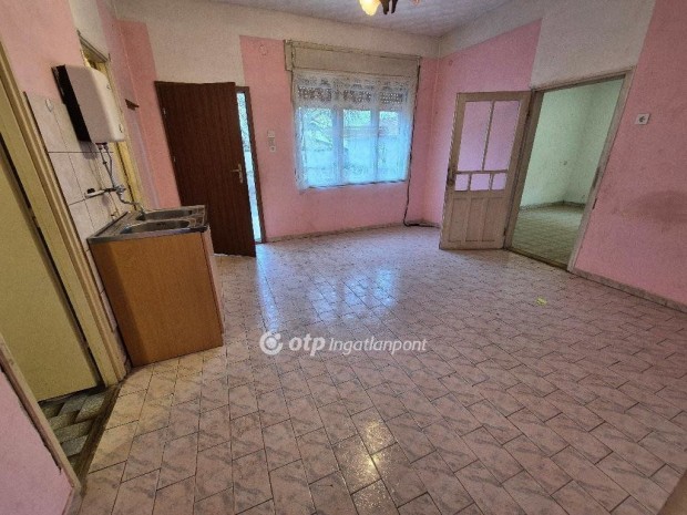 87 nm-es h�z elad� Kiskunmajsa