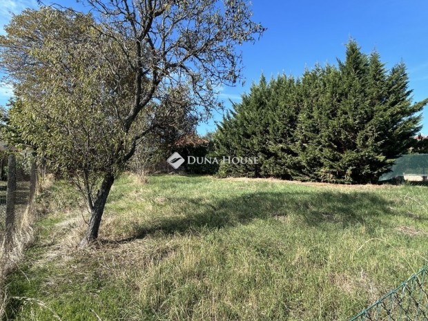 880 nm-es telek elad� Velence