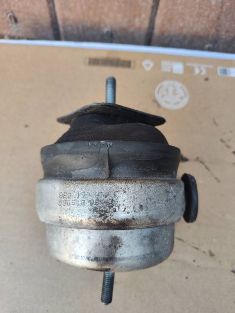 8E0199379E Audi A4 b6 2.5v6 motor tart bak 