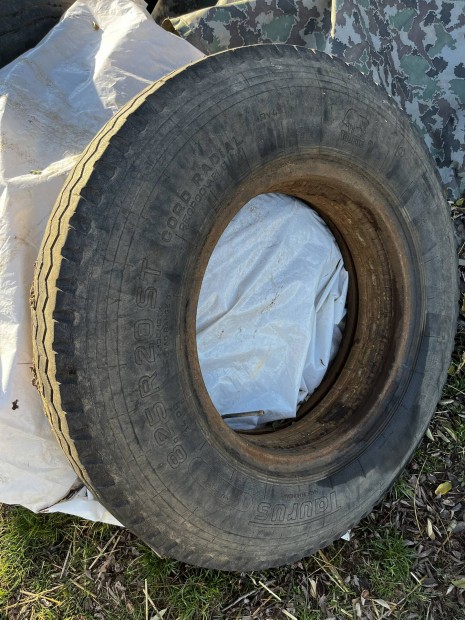 8.25-20 ptkocsi gumik eladak