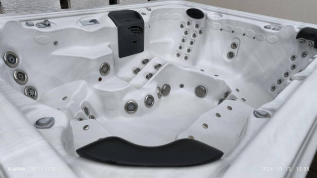 8 szemlyes Paragon jakuzzi 