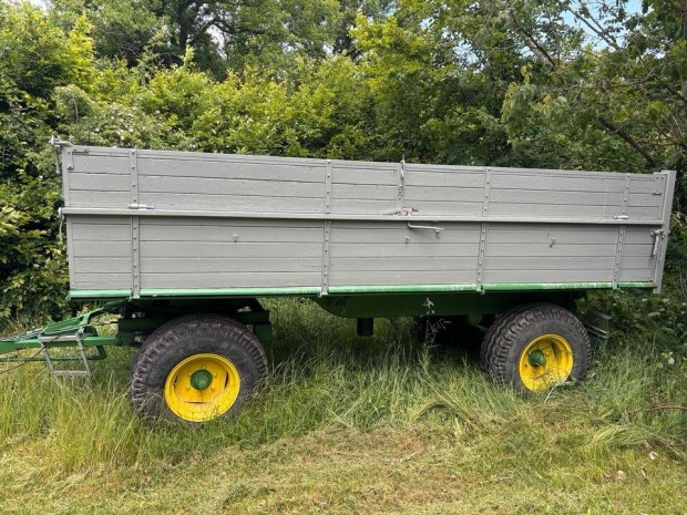 8t h�rom oldalra billen� p�tkocsi