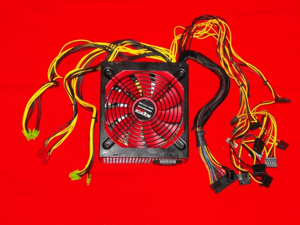 900W szmtgp tpegysg 2*8(6+2) VGA, 4+4 proc s 14 cm ventiltor