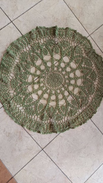 90 cm átmérőjű horgolt terítő eladó!