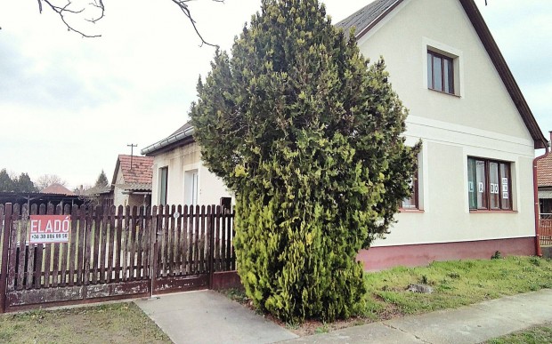 90 m2-es, 3 szobás téglaház eladó Jászszentlászlón