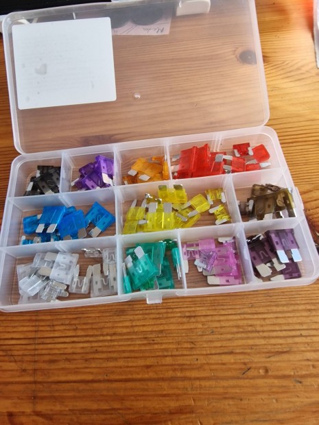 90db-os aut�biztos�t�k szett dobozban