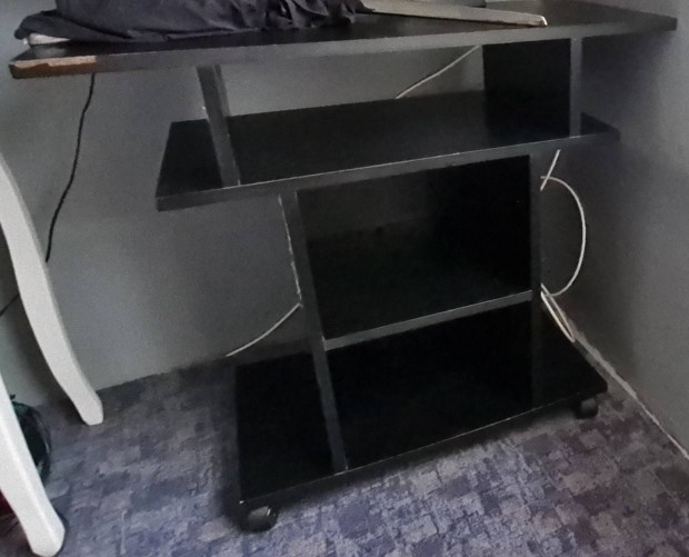 90x40x80 cm-es használt állapotú fa tv állvány