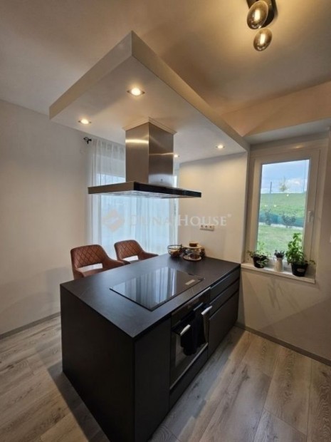 92 nm-es lak�s elad� P�cs