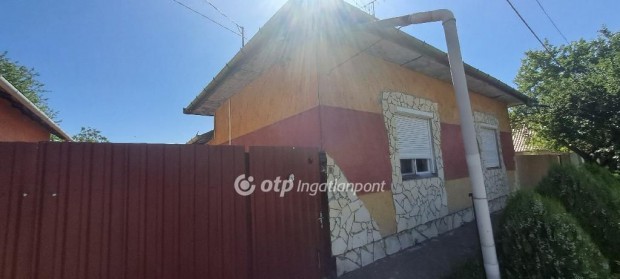 93 nm-es h�z elad� Karcag