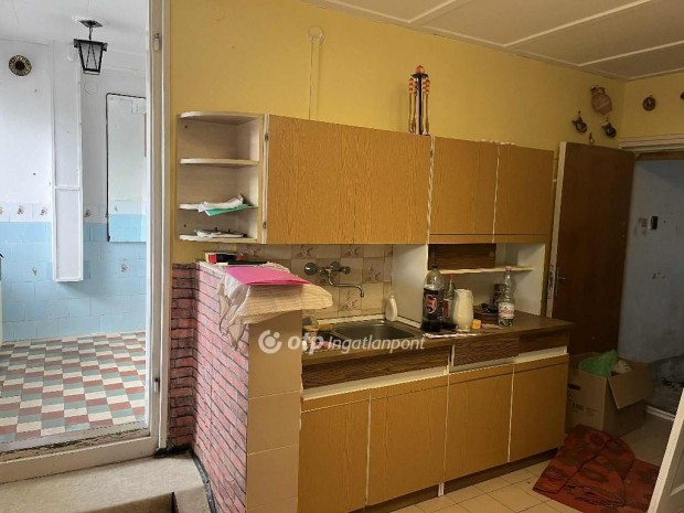 93 nm-es h�z elad� Szeksz�rd