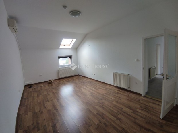 93 nm-es lak�s elad� K�poln�sny�k