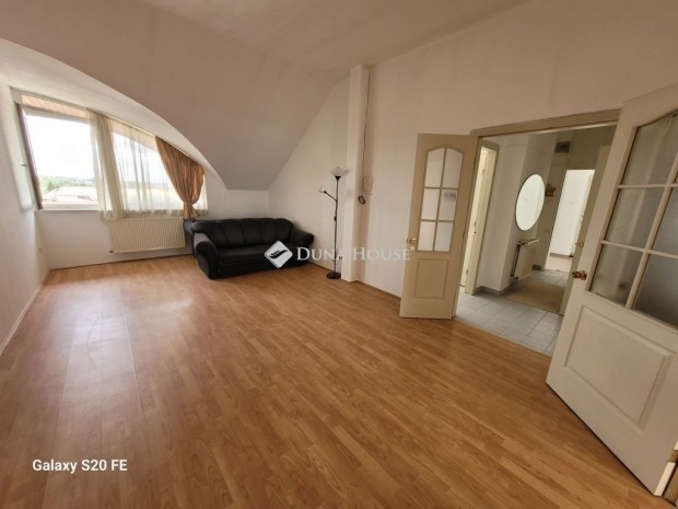 93 nm-es lak�s elad� Vecs�s